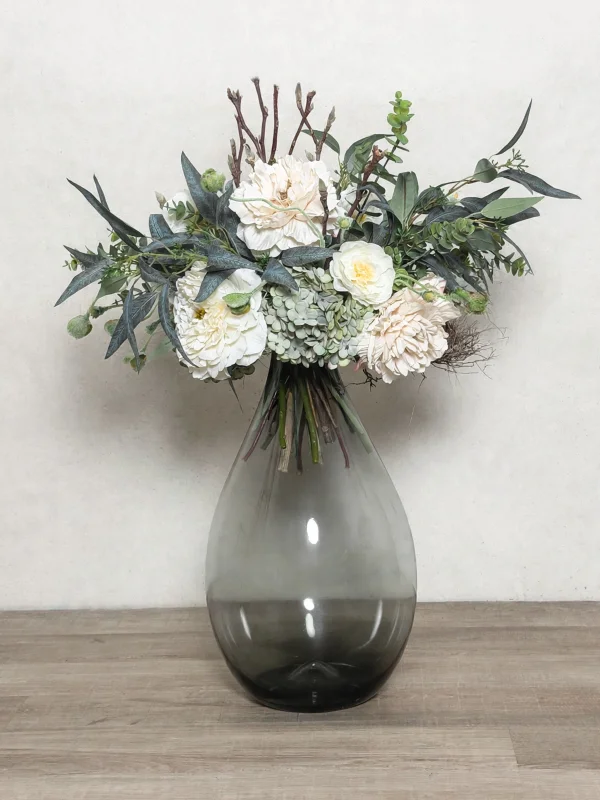 Rauchgraue Bodenvase mit Textilblumengesteck Pfingstrosen