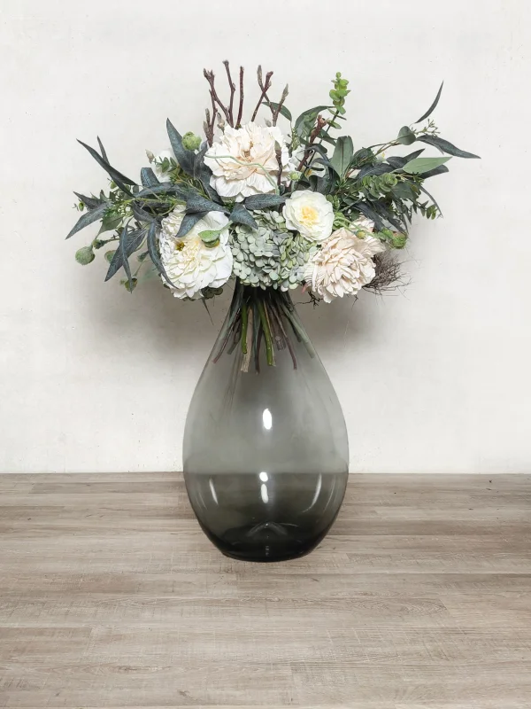 Rauchgraue Bodenvase mit Textilblumengesteck Pfingstrosen