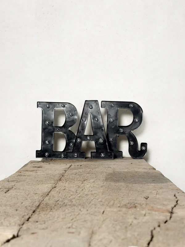Leuchtbuchstaben "Bar"