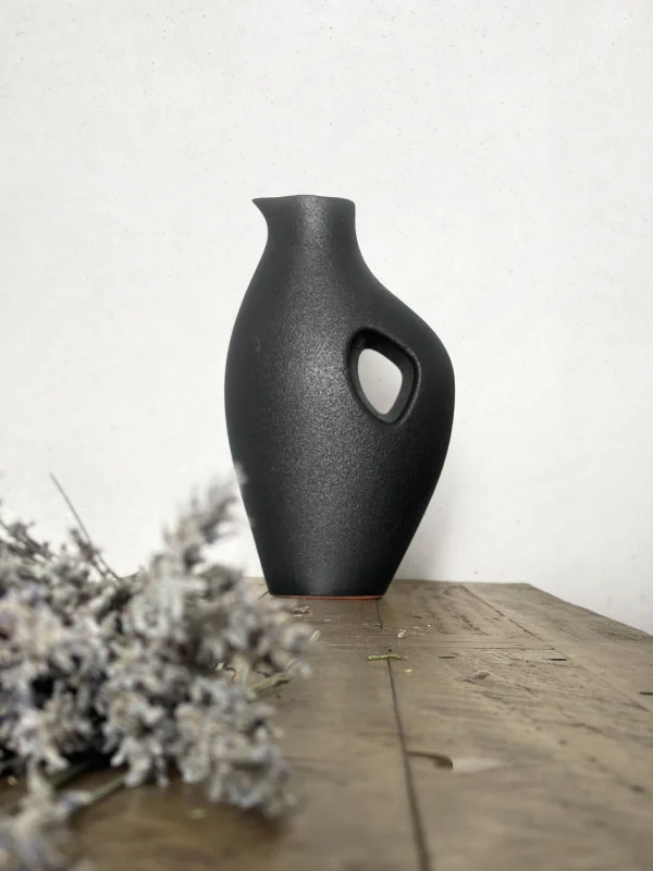 Schwarze Vase/ Kanne im Retro-Stil