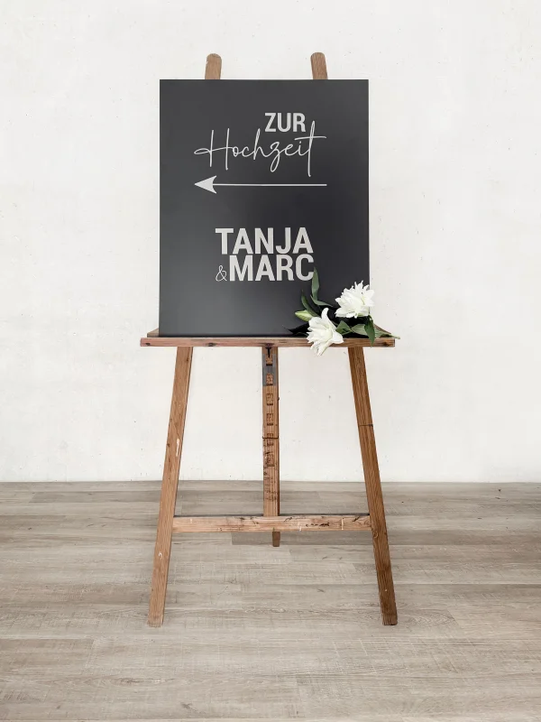 Wegweiser "zur Hochzeit" auf Holz-Staffelei