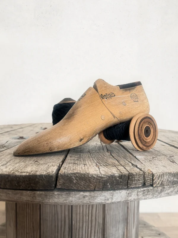 Alter Schuhleisten & Garnspulen