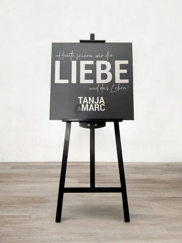Schild auf Staffelei "Heute feiern wir die Liebe und das Leben"