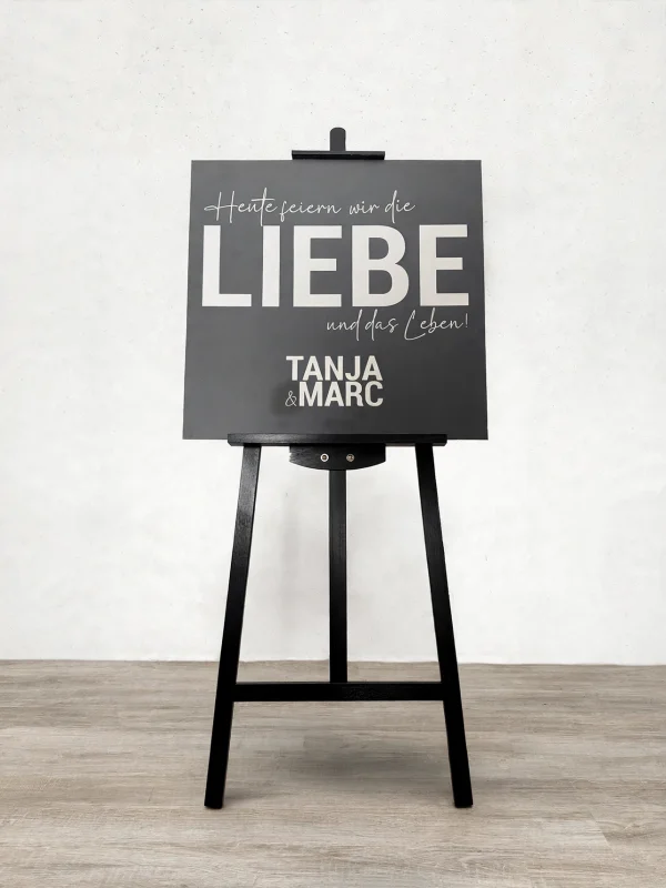 Schild auf Staffelei "Heute feiern wir die Liebe und das Leben"