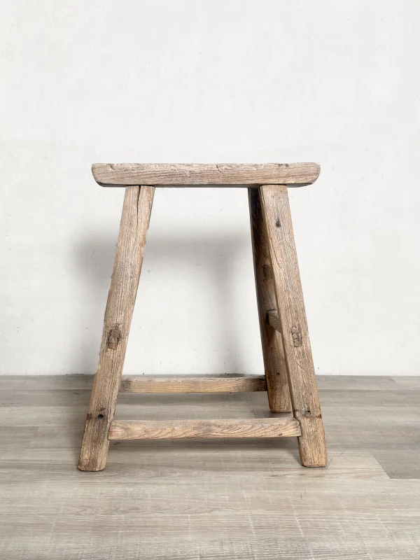 Rustikaler Vintage-Hocker aus Altholz
